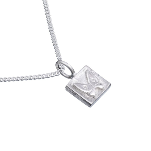 Lyckofjäril halsband med en liten fyrkantig platta och fjäril på en silverkedja