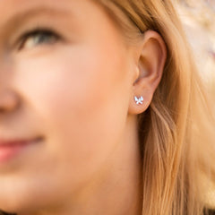 Lyckofjäril stiftörhängen i sterlingsilver små fjärilar närbild