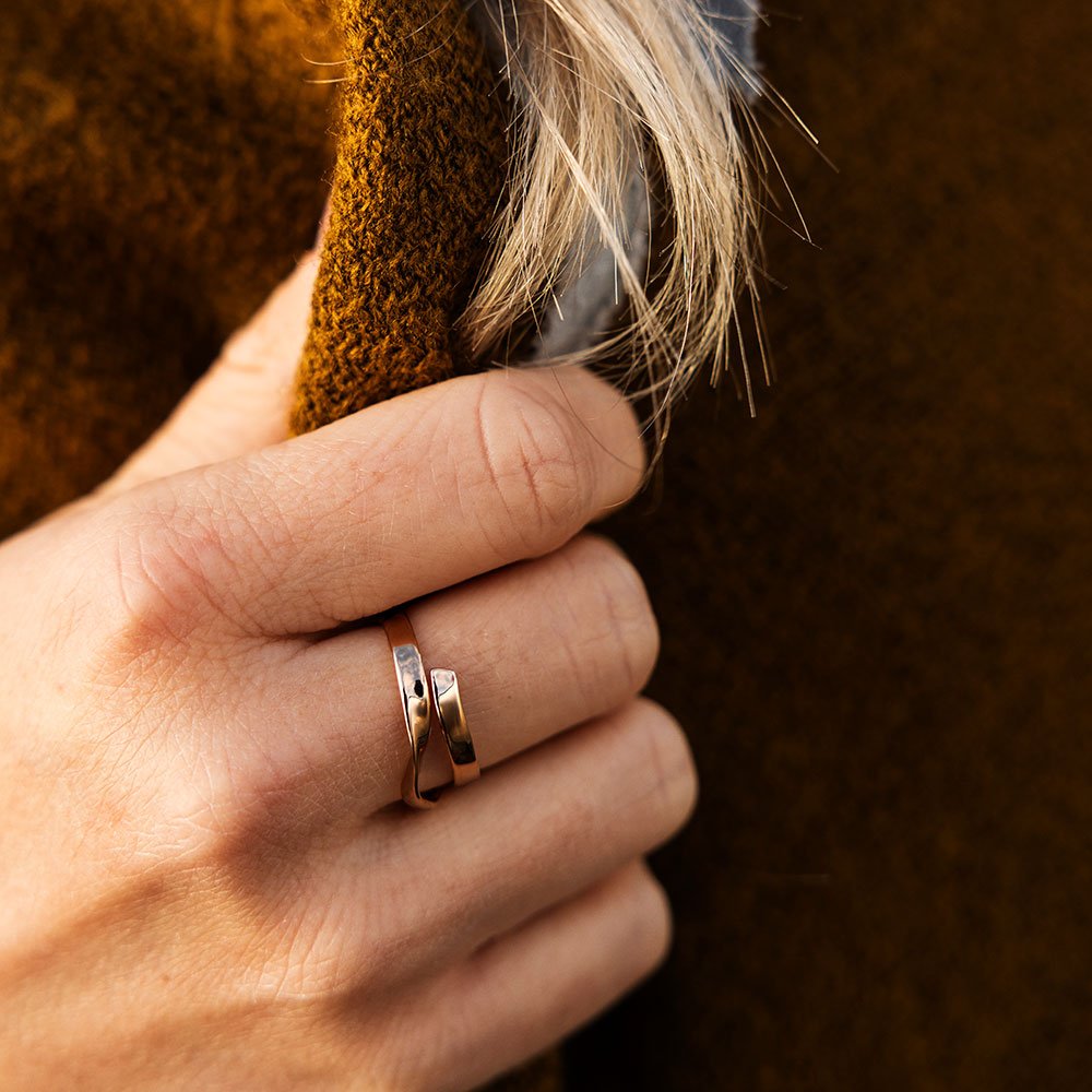 STORMSKÄRS MAJA Ring i 18K guld med öppet vågformat band; något justerbar