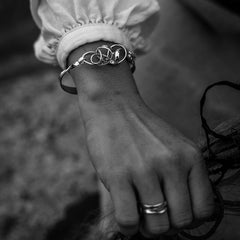 Wrist with STORMSKÄRS MAJA FEST armring in sterling silver featuring interconnected circular links