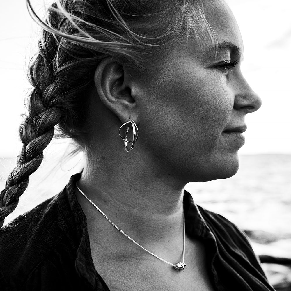 Örhängen på stift i 925 sterlingsilver med släta sammanflätade ovaler