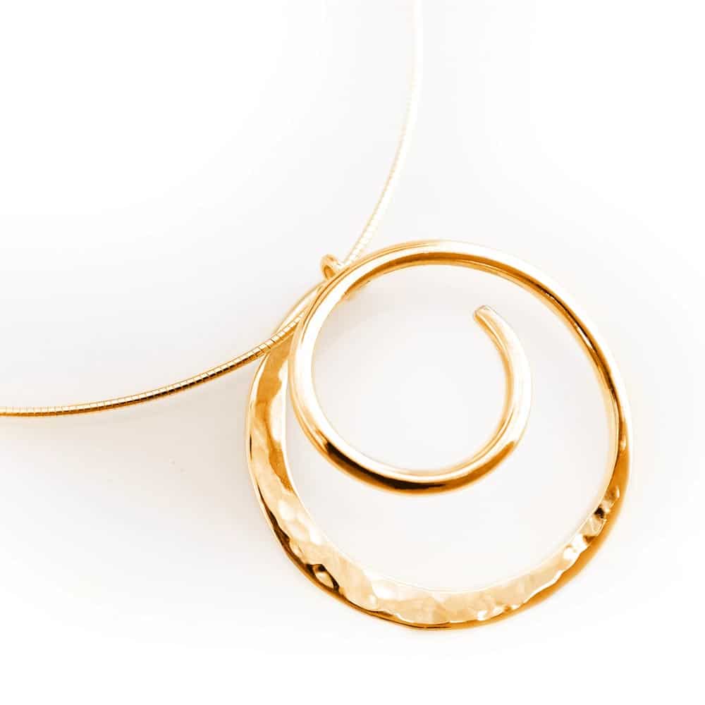 18K guld halsband med cirkulärt hänge där en måneformad detalj vilar i en hamrad ring.