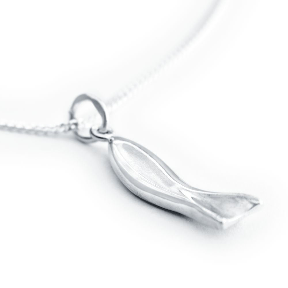 Närbild av silver mjukisfisk hängande i kedja