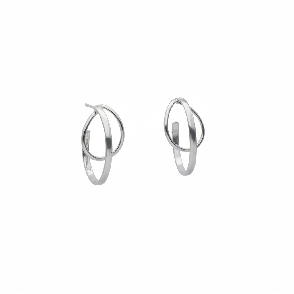 STORMSKÄRS MAJA örhängen på stift i 925 sterling silver med sammanflätade ovala ringar