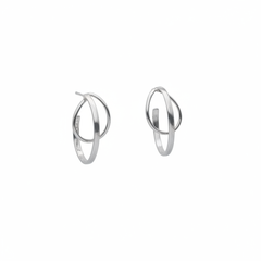 STORMSKÄRS MAJA örhängen på stift i 925 sterling silver med sammanflätade ovala ringar