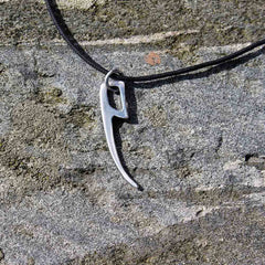 PEAK GRANIT halsband i silver med en lång slank stav och rund röd granitsten på kedja