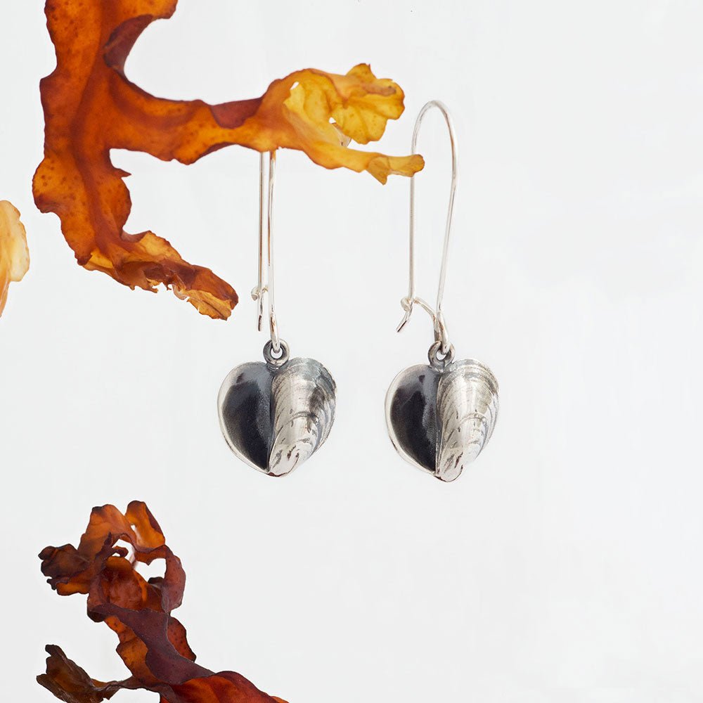 BLÅMUSSLA HJÄRTA örhängen på krok - Guldviva Jewellery