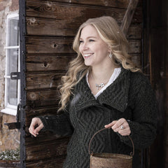 Kvinna bär EVA blad örhängen på krok tillsammans med ett silver halsband