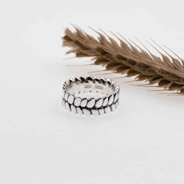 RÅG ROBUST ring i 925 sterling silver med cirka 8 mm bred band bärs på finger