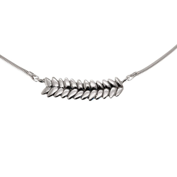 RÅG halsband med en böjd rad av små silverfärgade löv längs en tunn kedja