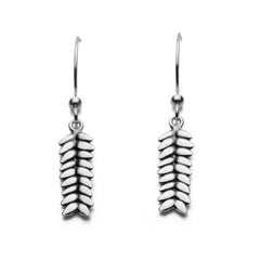 RÅG örhängen på krok i 925 sterlingsilver med kornlika hängen
