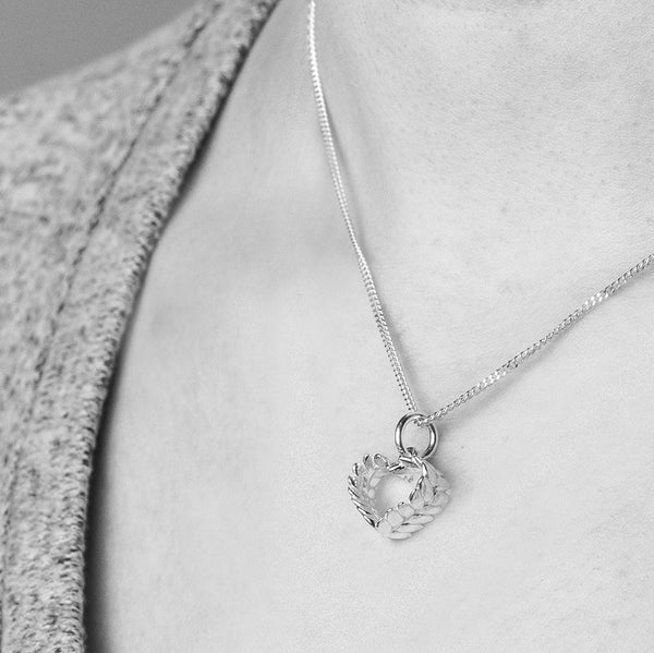RÅGHJÄRTA S necklace with a leaf heart pendant on a silver chain