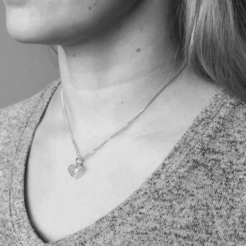 RÅGHJÄRTA S halsband i sterlingsilver med runt hänge på en 42 cm pansarkedja