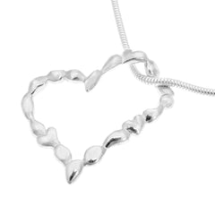 RAR halsband i hjärtformat av små hjärtan och droppformade silverkulor med kedjan som löper genom smycket