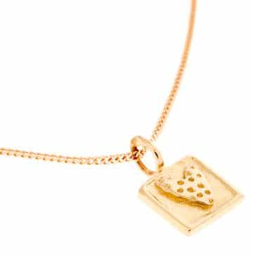 Nätt 18K guld halsband med ett mönstrat hjärta hänge