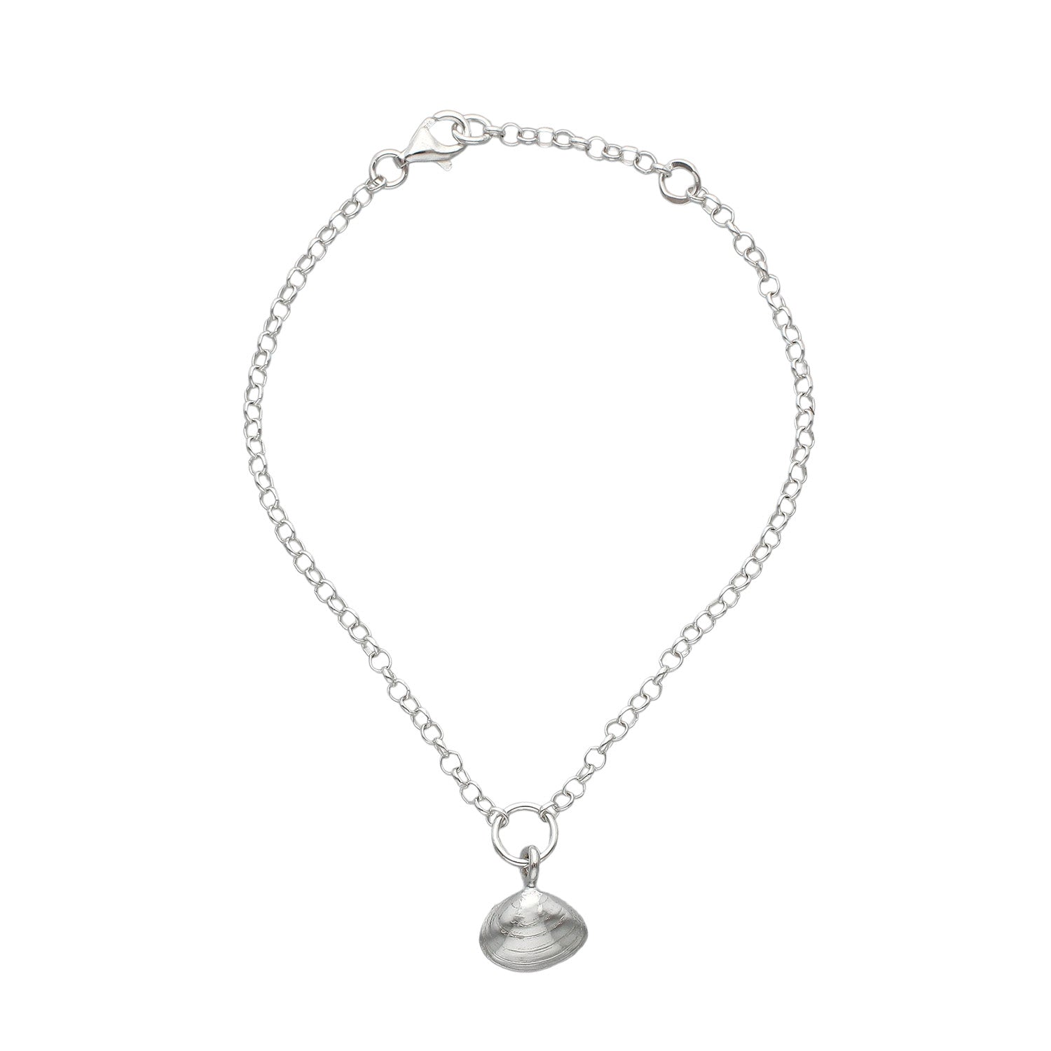 SANDMUSSLA XS armband i 925 sterling silver med en liten snäcka som hänger from kedjan.