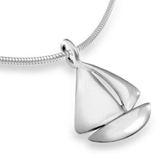 SEGELBÅT L halsband silver pendant with a larger sailboat motif on a chain