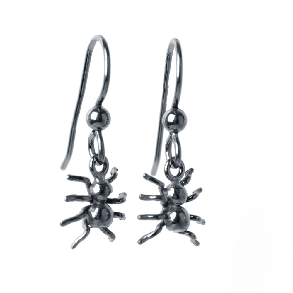 Par SPINDEL örhängen i sterlingsilver med små spindelformade hängen på krok