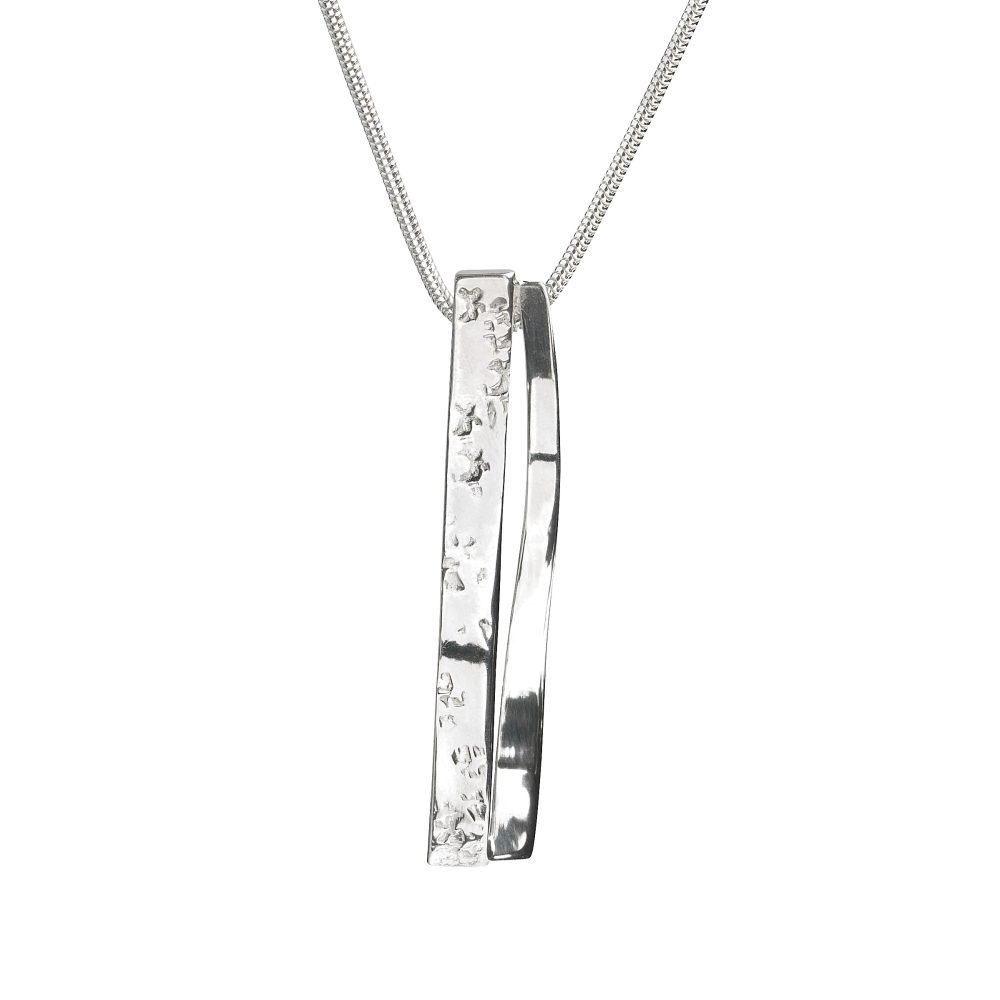 STAM halsband med två vertikala silverstavar en texturerad och en slät på ormkedja