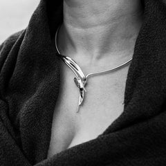STORMSKÄRS MAJA FEST Collier in polished 925 sterling silver resting on dark fabric