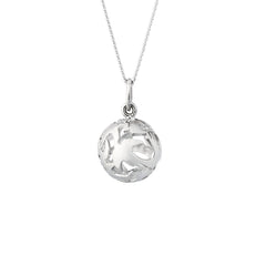 Svala halsband i silver med fågelmotiv i en öppen rund kula