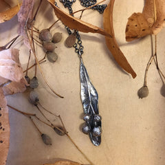 Silver TILIA FRÖ pendant shaped like a leaf with seed spheres on a delicate chain