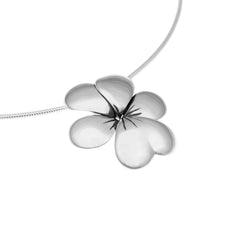 VIOL halsband med blomformigt hänge i polerat silver på ormkedja