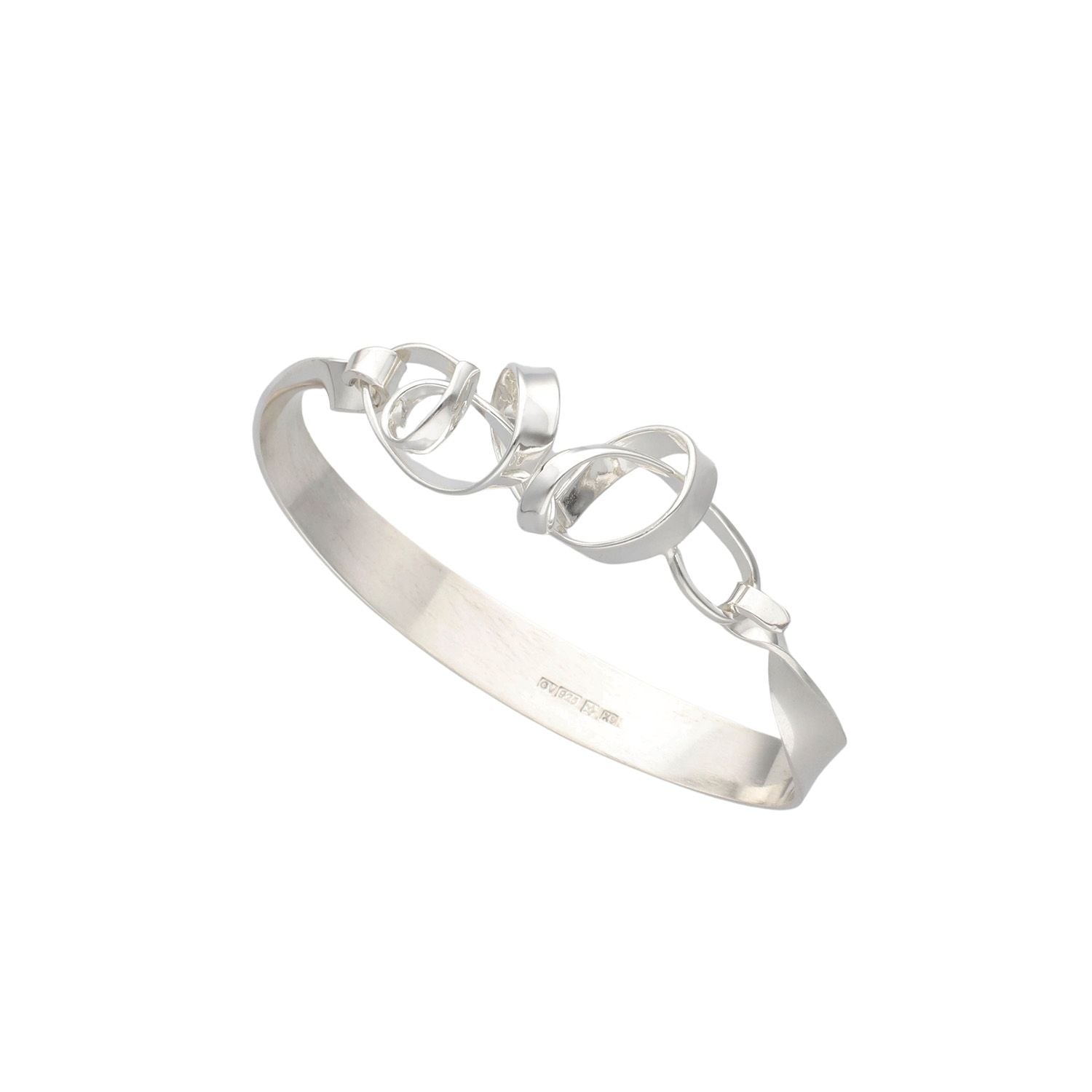 Close up of STORMSKÄRS MAJA FEST armring showing oversized round link chain and clasp