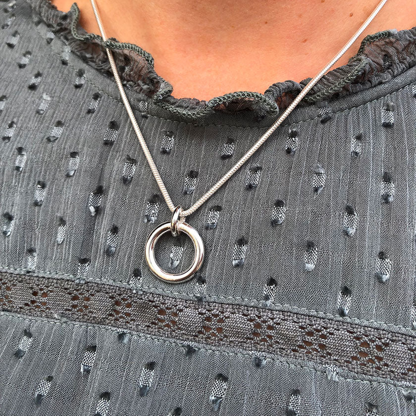 I HAMN halsband med förtöjningsring i silver på en tunn kedja